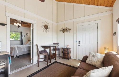 Kalaoa House | Cozy Sunset Views with Lanai - Close to Beach home