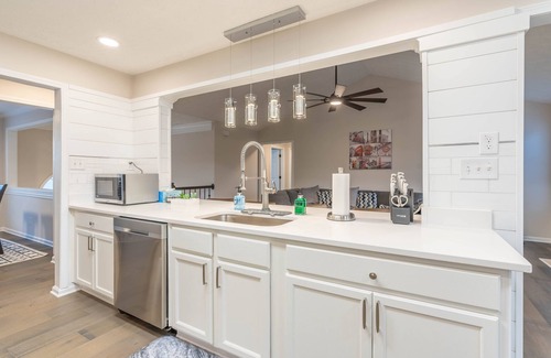 Lawrenceville House | Cozy Sweet Peach 4 BR 3 BA with Bonus Room & Screened Porch - Pet Free home