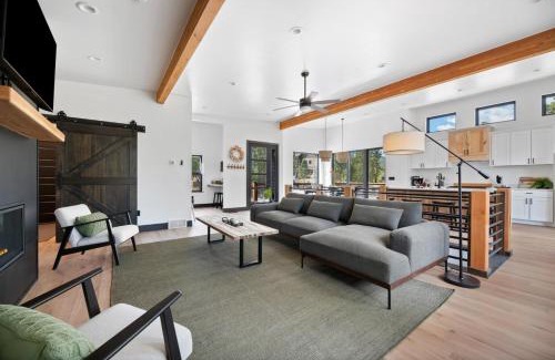 Deadwood House | Cozy T Cabin at Powderhouse Pass