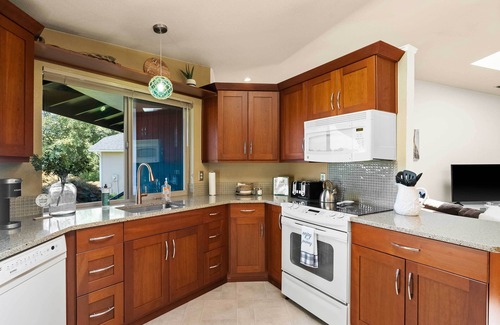 West End House | Cozy Tacoma Home w/Patio, Walk to Beach!