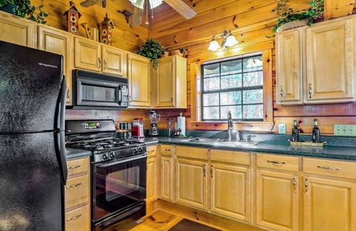 Tellico Plains Cabin | Cozy Tellico Plains Getaway w/ Deck, Fire Pit