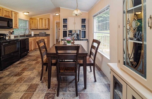Travelers Rest House | Cozy Terrace~28 Day Midterm~All Parks Pass~FASTWI-FI~Private Backyard~Deck~Grill