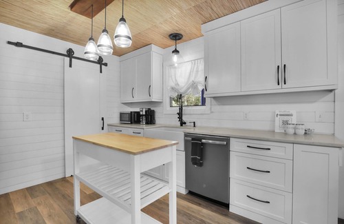 Olde Town House | Cozy three bedroom cottage near the May River with a pool and boat parking
