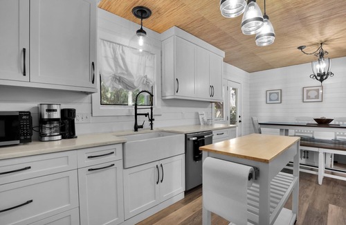 Olde Town House | Cozy three bedroom cottage near the May River with a pool and boat parking