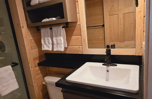 Page Cabin | Cozy Tiny Home King Room #16B