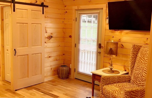 Bronston Cottage | Cozy Tiny Home Near Multiple Marinas & Boat Storage's on Lake Cumberland!