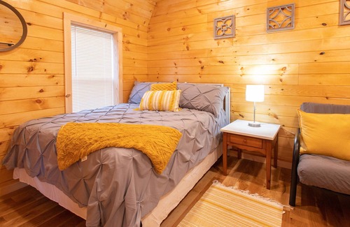 Bronston Cottage | Cozy Tiny Home Near Multiple Marinas & Boat Storage's on Lake Cumberland!