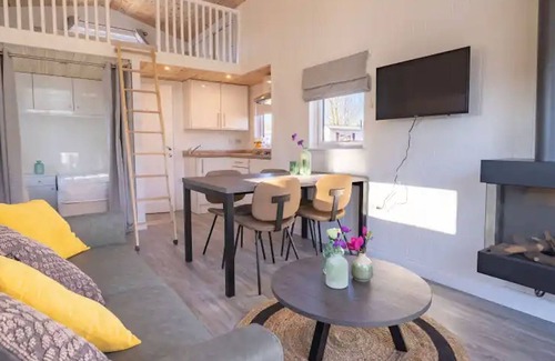 Susteren Ski Chalet | Cozy tiny house, fireplace, Maastricht at 30km
