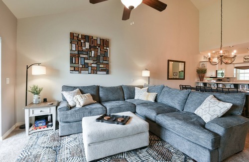 Branson Theater District Condo | Cozy Top-Floor Family Escape, Sleeps 8, Heart of Town, Booking Holiday Stays Now