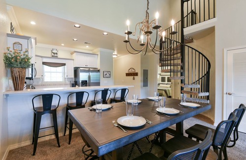 Branson Theater District Condo | Cozy Top-Floor Family Escape, Sleeps 8, Heart of Town, Booking Holiday Stays Now