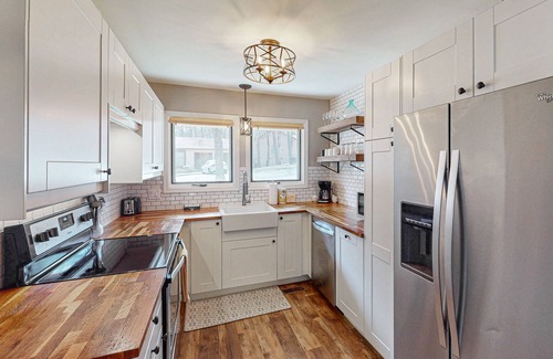 Hot Springs Village House | Cozy Townhouse with a Covered Deck, Smart TVs, and Golf Nearby
