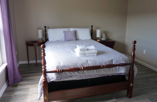 Newark House | Cozy Townhome conducive for long term stay.