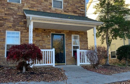 Sevierville House | Cozy Townhome In Downtown Sevierville! Near Dlywod! Avoid Traffic :)