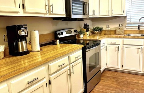 Northeast Raleigh House | Cozy Townhome Sleeps 8 in Raleigh within 20 minutes of RDU Airport and Downtown