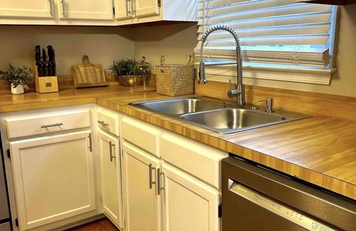 Northeast Raleigh House | Cozy Townhome Sleeps 8 in Raleigh within 20 minutes of RDU Airport and Downtown