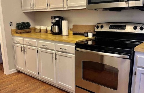 Northeast Raleigh House | Cozy Townhome Sleeps 8 in Raleigh within 20 minutes of RDU Airport and Downtown