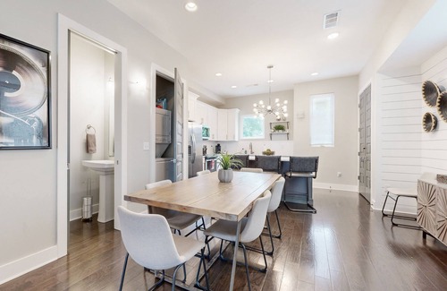 Hadley - Washington House | Cozy townhome with Full Kitchen, Garage & Private Rooftop Terrace