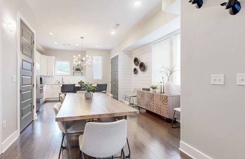 Hadley - Washington House | Cozy townhome with Full Kitchen, Garage & Private Rooftop Terrace