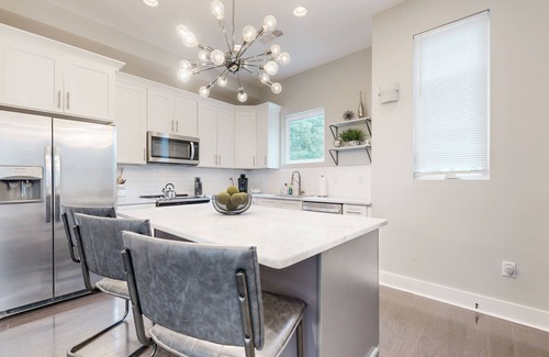 Hadley - Washington House | Cozy townhome with Full Kitchen, Garage & Private Rooftop Terrace