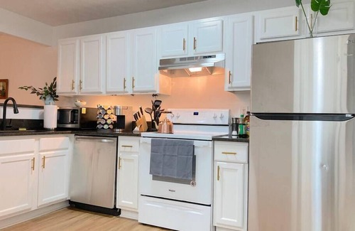 Cartersville House | Cozy townhome with TWO KING and ONE QUEEN Beds