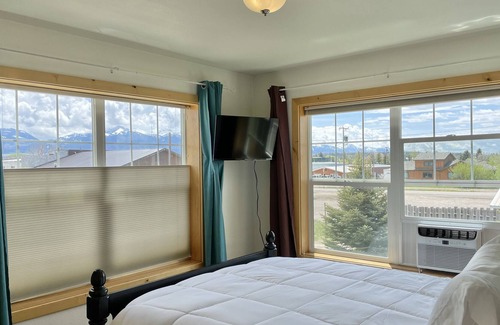 Ennis House | Cozy townhome within walking distance of downtown Ennis.