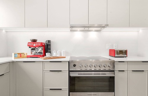 Lower Lonsdale House | Cozy Townhouse Steps to Seabus