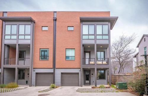 Tobin Hill House | Cozy Townhouse near The Pearl & Riverwalk