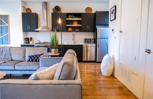 Tobin Hill House | Cozy Townhouse near The Pearl & Riverwalk