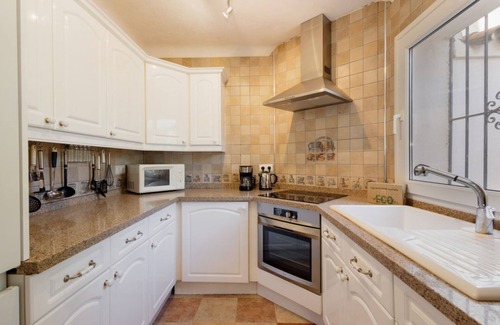 Urbanizacion Costabella House | Cozy Townhouse walking distance to the beach in Costabella, Marbella