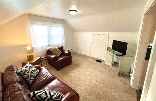 Cleveland Apartment | Cozy Tranquil One-Bedroom in Minneapolis / Mid-Term Rental