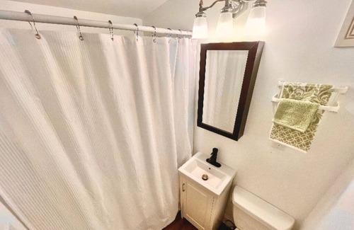 Cleveland Apartment | Cozy Tranquil One-Bedroom in Minneapolis / Mid-Term Rental