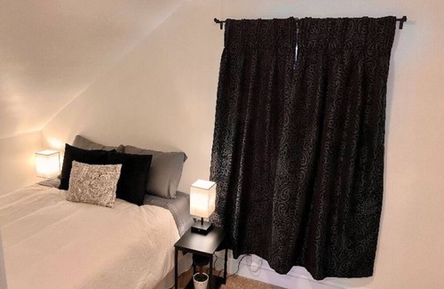 Cleveland Apartment | Cozy Tranquil One-Bedroom in Minneapolis / Mid-Term Rental