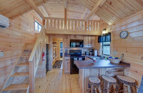 Traphill Cabin | Cozy Traphill Cabin Rental w/ Deck & Porch!