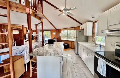 South Venice House | Cozy Treehouse-One-of a kind stay-only 5 minutes to beach. Beach gear included!