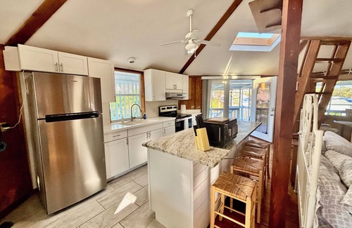 South Venice House | Cozy Treehouse-One-of a kind stay-only 5 minutes to beach. Beach gear included!
