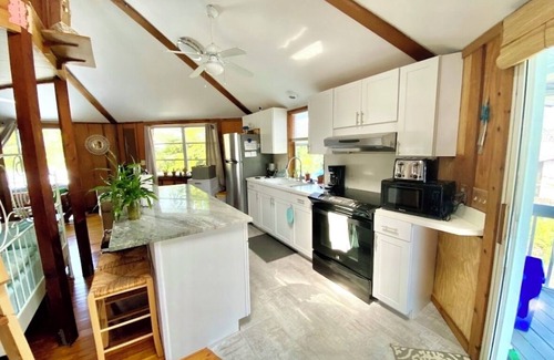 South Venice House | Cozy Treehouse-One-of a kind stay-only 5 minutes to beach. Beach gear included!