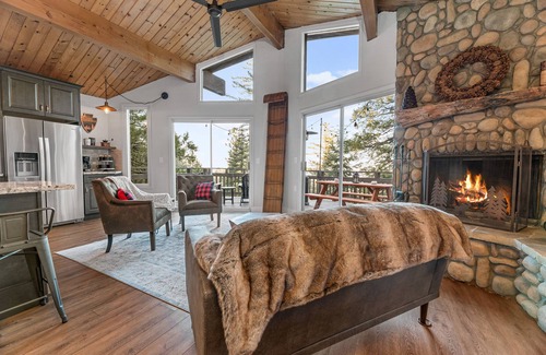 Arrowhead Villas Cabin | Cozy Treehouse with Lake View of Lake Arrowhead - 5 min from Village and Skypark
