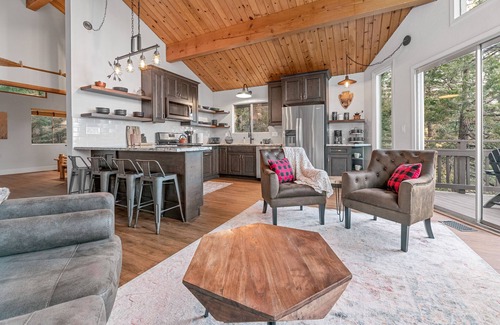 Arrowhead Villas Cabin | Cozy Treehouse with Lake View of Lake Arrowhead - 5 min from Village and Skypark