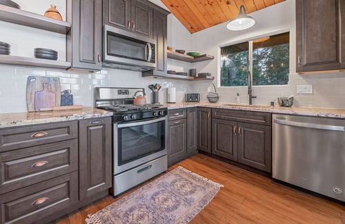 Arrowhead Villas Cabin | Cozy Treehouse with Lake View of Lake Arrowhead - 5 min from Village and Skypark