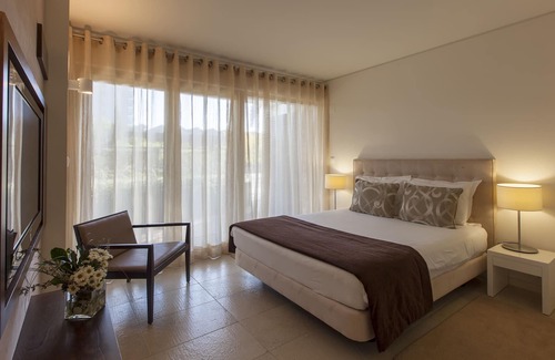 Carvalhal Hotel | Cozy Troia Stay: Oceanfront, Pool, Tennis and Apartments, Near to Costa Azul!