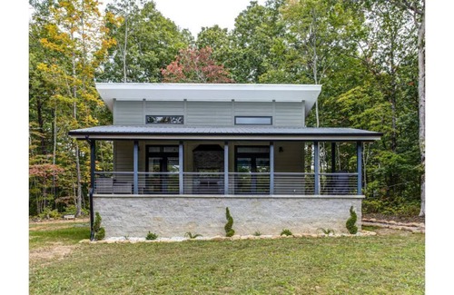 Tracy City House | Cozy Two Bedroom Cabin in Water's Edge Retreat