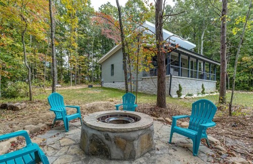 Tracy City House | Cozy Two Bedroom Cabin in Water's Edge Retreat