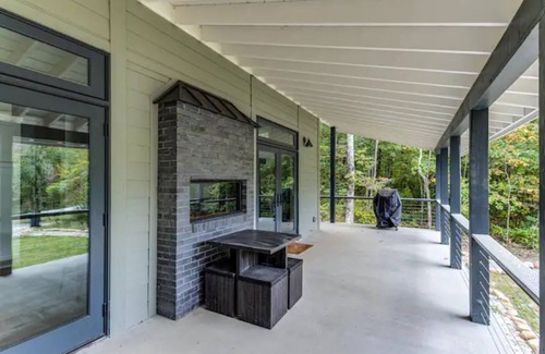 Tracy City House | Cozy Two Bedroom Cabin in Water's Edge Retreat