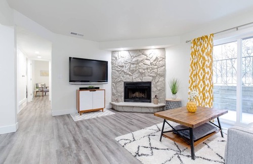 Aurora Condo | Cozy Two Bedroom Condo, Freshly Updated, TV Music in Every Room!
