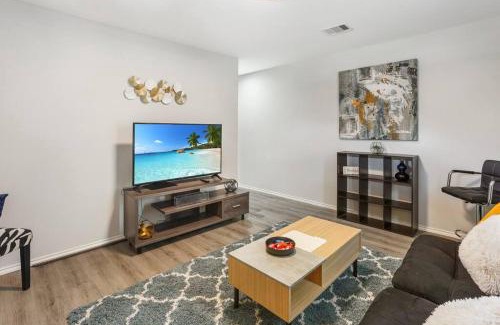 Washington Ave./ Memorial Park House | Cozy Two Bedroom Home Minutes from Downtown!