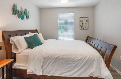 Washington Ave./ Memorial Park House | Cozy Two Bedroom Home Minutes from Downtown!