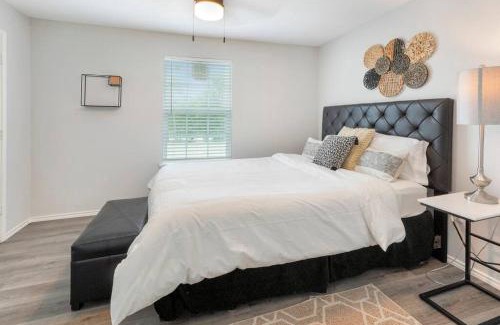 Washington Ave./ Memorial Park House | Cozy Two Bedroom Home Minutes from Downtown!