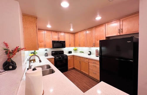 Encino Apartment | Cozy Unit with w/Parking & Fitness Room in Heart of Encinon