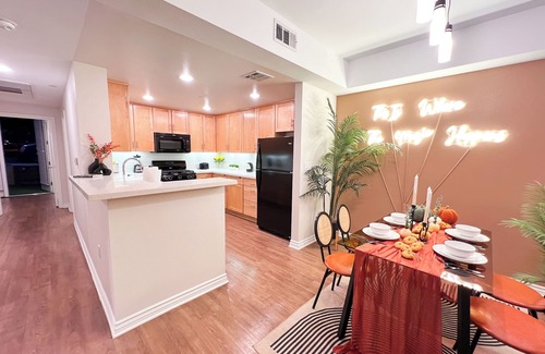 Encino Apartment | Cozy Unit with w/Parking & Fitness Room in Heart of Encinon
