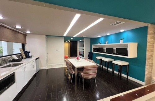 Encino Apartment | Cozy Unit with w/Parking & Fitness Room in Heart of Encinon